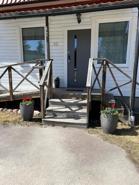 Entrance of Torget 14 in Nyhammar, rent Ludvika